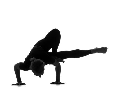 Beyaz arka planda yoga yapan genç bir kadının silueti.