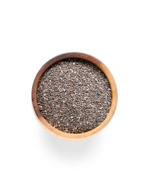 Beyaz arka planda chia tohumları olan ahşap kase.