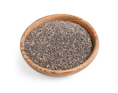 Beyaz arka planda chia tohumları olan ahşap kase.