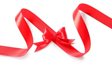 Beyaz arkaplanda yay izole kırmızı kurdele