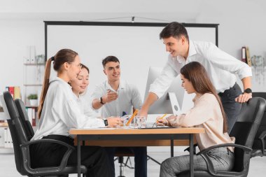 Konferans salonundaki masada pazarlık yapan iş adamları
