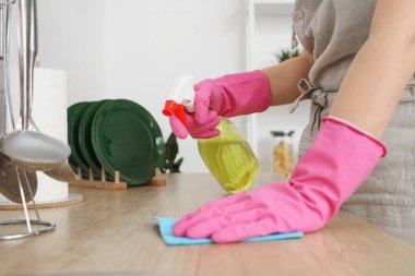 Mutfakta temizlik yapan genç bir kadın, yakın plan.