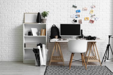 Ofis içi fotoğrafçı işyeri ve raf ünitesi.
