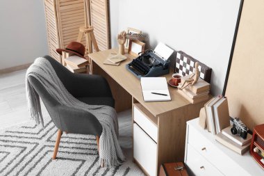 Yazarın çalışma yeri, klozet ve katlama ekranı ile ofis içi