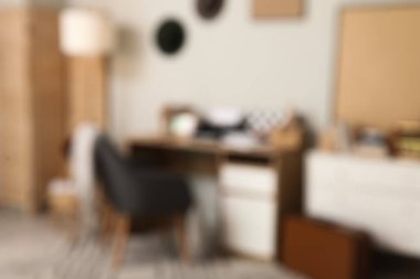 Yazarın çalışma yeri, klozeti ve lambasıyla ofisin bulanık görünümü