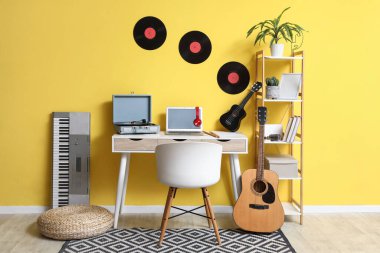 Müzisyen işyeri ve raf ünitesi ile ofis içi