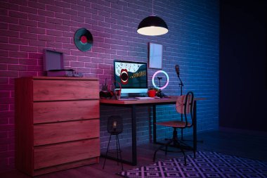 Podcaster 'ın iş yeri, tuvaleti ve parlayan lambası olan karanlık stüdyonun içi.