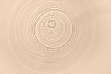 Bej arkaplanda su sıçraması olan temiz su dokusu