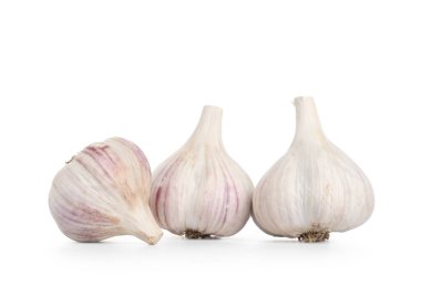 Beyaz arka planda taze sarımsak