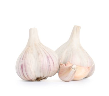 Beyaz arka planda taze sarımsak ve karanfil.