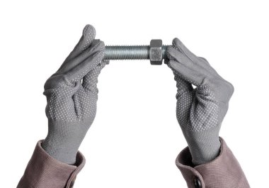 İşçilerin elleri beyaz arka planda fındıklı büyük cıvata tutuyor