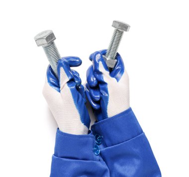 İşçilerin elleri beyaz arka planda fındıklı büyük cıvataları tutuyor