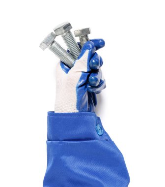 İşçinin eli beyaz arkaplanda büyük cıvatalar tutuyor