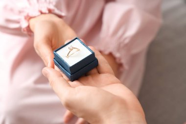 Genç adam kız arkadaşına evlenme teklif ediyor, yakın plan.