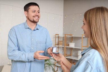 Mutlu genç adam, kız arkadaşına evlenme teklif ediyor.