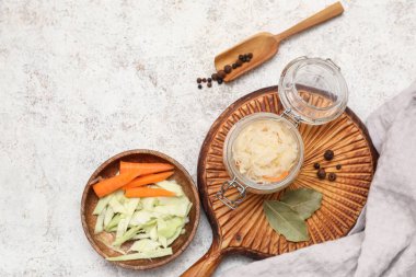 Kavanozda leziz lahana turşusu ve beyaz arka planda malzemeler. Üst görünüm