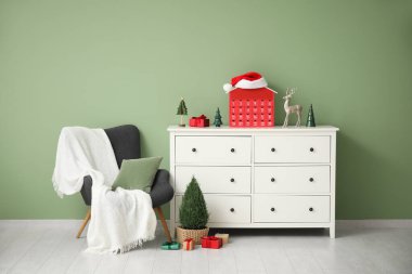 Koltuğu, tuvaleti ve Noel takvimi olan oturma odasının içi