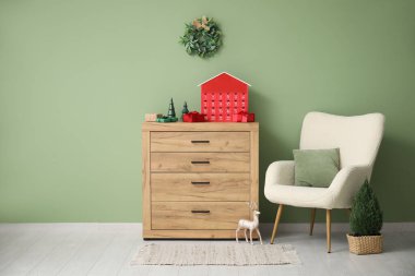 Koltuğu, tuvaleti ve Noel takvimi olan oturma odasının içi