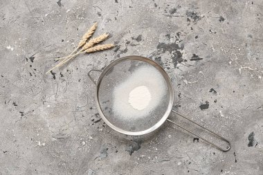 Un ve grunge arka planda dikenli metal elek