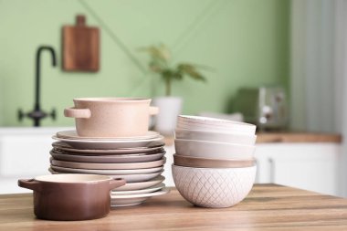 Mutfaktaki ahşap tezgahta temiz tabak ve kaseler, yakın plan.