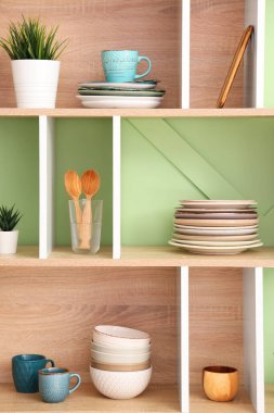 Raflar temiz tabaklar ve bardaklar şık bir mutfakta, yakın plan.