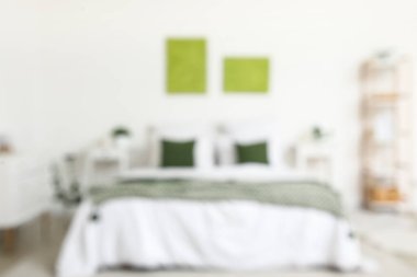 Şık bir yatak odası, rahat bir yatak ve güzel resimler.