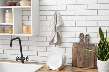 Mutfakta duvarda kareli peçete asılı. Yakın çekim.