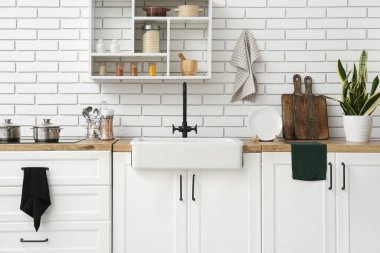 Modern tezgahta asılı mutfak havlusu. Yakın çekim.