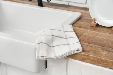 Modern mutfakta lavaboda kareli peçete. Yakın çekim.