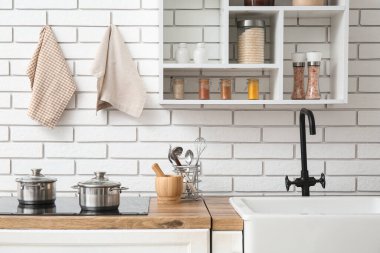 Mutfakta duvarda asılı bej peçeteler. Yakın çekim.