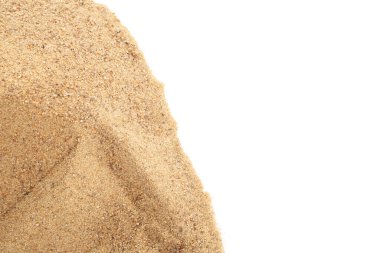 Beyaz arka planda kumsal kumu yığını. Üst görünüm