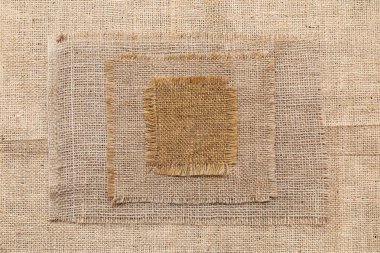 Farklı çuval bezi kumaş parçaları.