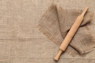 Çuval bezi üzerinde tahta raptiye ve peçete.