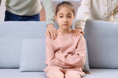 Aileler evdeki kanepede kızlarından özür diliyor.