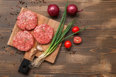Tahta kesme tahtası ve ahşap arka planda lezzetli et pirzolası.