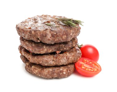 Beyaz arka planda izole edilmiş lezzetli et pirzolaları, yakın plan