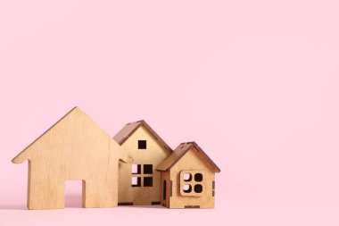 Pembe arka planda oyuncak evler. Kira kavramı