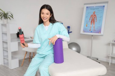 Rehabilitasyon merkezinde bigudileri olan kadın fizyoterapist.