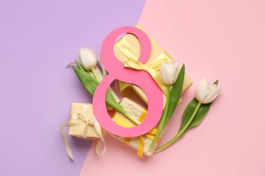 Hediye kutuları ve renkli arka planda güzel beyaz laleleri olan kağıttan yapılmış 8 figür. Uluslararası Kadınlar Günü kutlamaları