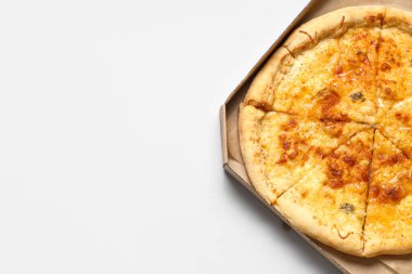 Beyaz zemin üzerinde lezzetli pizzalar olan karton kutu.