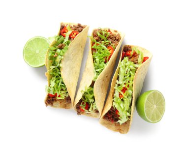 Beyaz arka planda leziz taco ve limon.