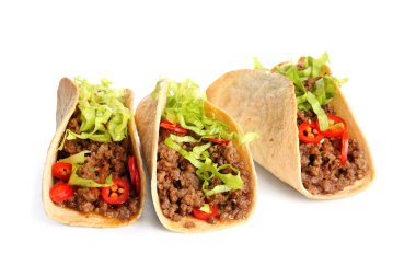 Beyaz arka planda izole edilmiş lezzetli taze tacolar.