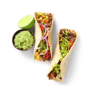 Beyaz arka planda izole edilmiş taco ve guacamole kasesi.