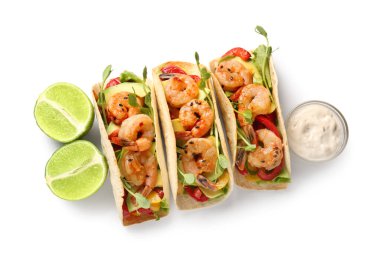 Beyaz arka planda leziz taze taco ve limon.