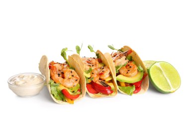 Beyaz arka planda leziz taze taco ve limon.