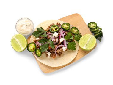 Lezzetli taze taco ve beyaz arka planda bulunan malzemelerle kesme tahtası.