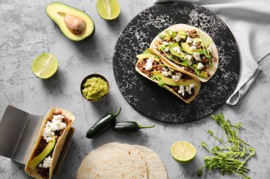 Gri arka planda lezzetli taco tepsisi