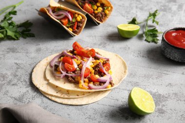 Gri grunge arka planda lezzetli taco malzemeleri