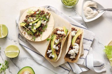 Beyaz mermer arka planda taze taco tepsisi.