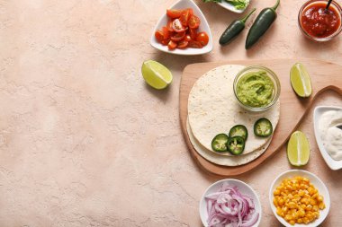 Bej grunge arka planda lezzetli taco malzemeleri ile tahta kesme